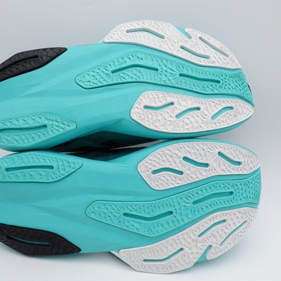 Size 7.5 WIDE D Women's New Balance FuelCell Rebel v4 Running Shoes WFCXCJ4 - Picture 11 of 13